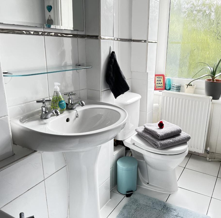 1 Bedroom Flat In Tolcross, Glasgow Top Floor. Экстерьер фото